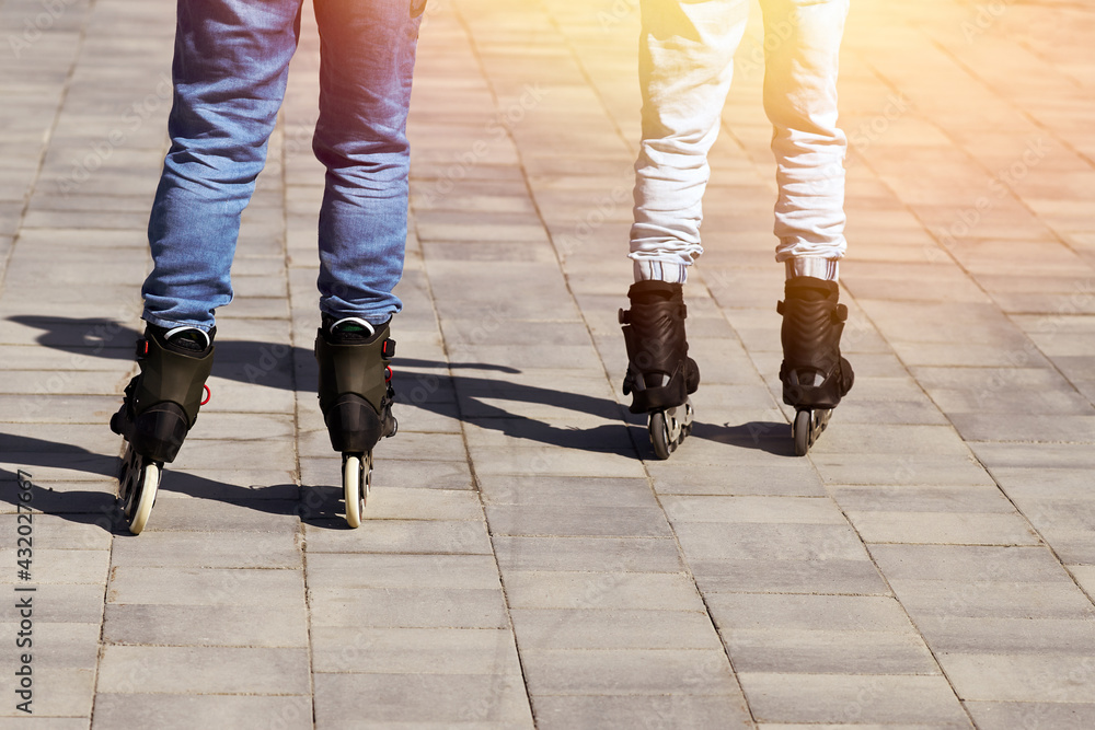 Obraz premium The guy and the girl are rollerblading.