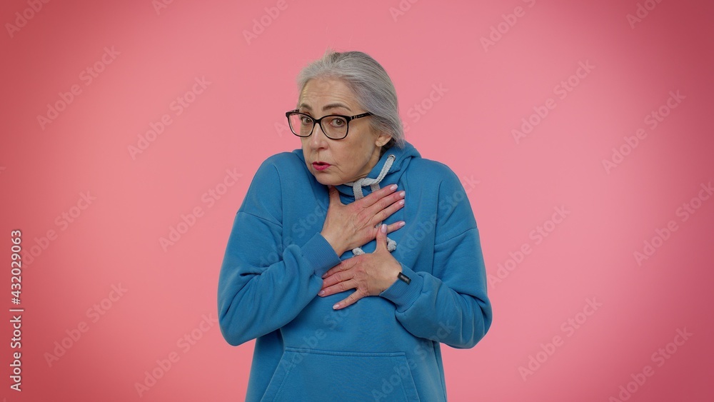 I am not guilty. Confused senior old granny gray-haired woman pointing fingers himself ask say who me no thanks i do not need it isolated on pink studio background. Elderly grandmother pensioner - obrazy, fototapety, plakaty 