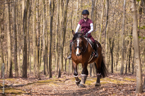 Mädchen reitet im Wald