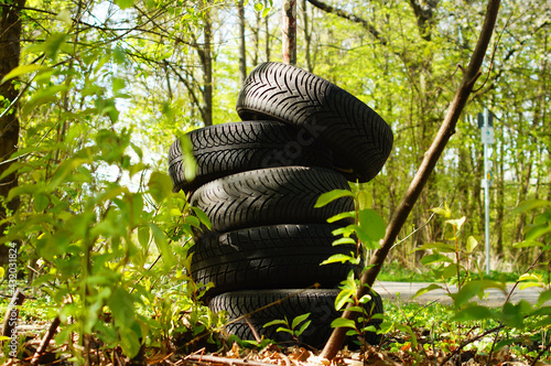 Canvas-taulu Illegal disposal of used tyres