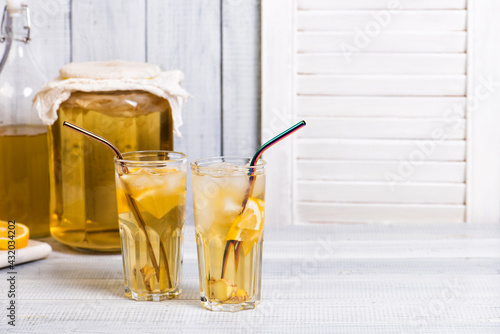 Bild auf Leinwand Homemade fermented kombucha tea drink with lemon and ginger