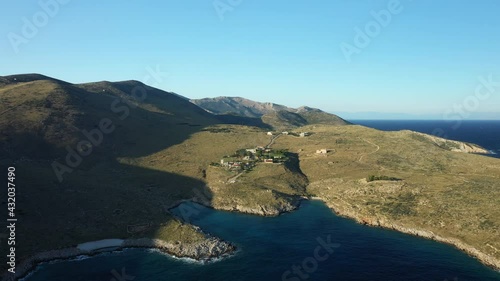 Le village de Kokkinogia au Cap Tenare dans le Magne au bord de la mer Méditerranée vers Kalamata, en Laconie, dans le Magne, dans le Péloponnèse, en Grèce, en été. photo