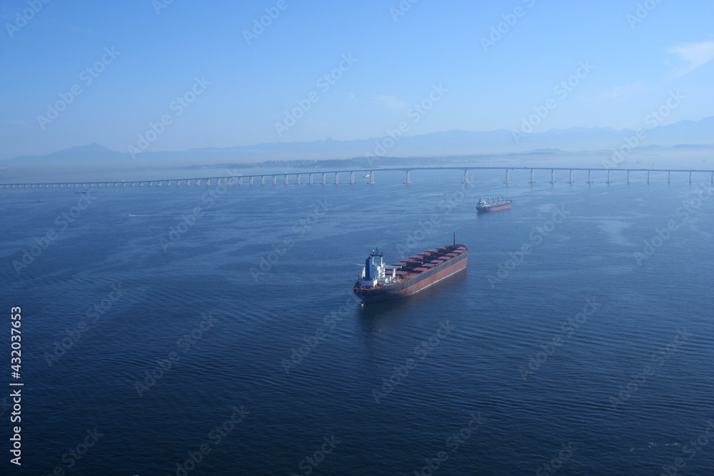 Obraz premium oil ship at guanabara bay