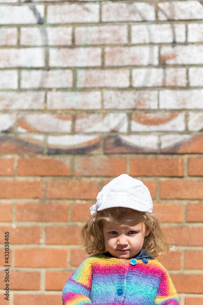 portrait d'une enfant fille de deux ans avec des graffiti portrait d'une enfant fille de deux ans avec des graffiti