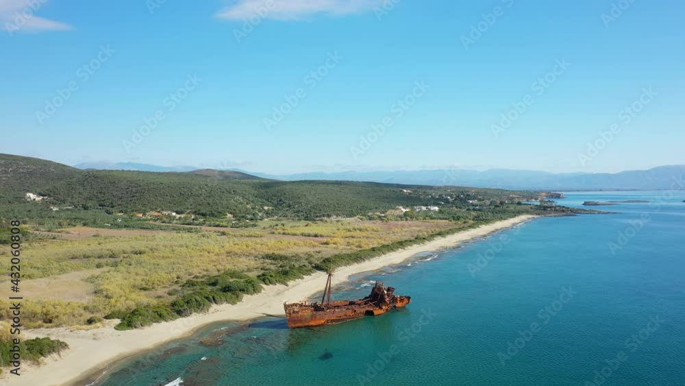 La vue panoramique sur la campagne grecques, ses montagnes et l'épave du Dimitrios au bord de la mer Méditerranée vers Gythio, en Laconie, dans le Magne, dans le Péloponnèse, en Grèce, en été. La vue panoramique sur la campagne grecques, ses montagnes et l'épave du Dimitrios au bord de la mer Méditerranée vers Gythio, en Laconie, dans le Magne, dans le Péloponnèse, en Grèce, en été.