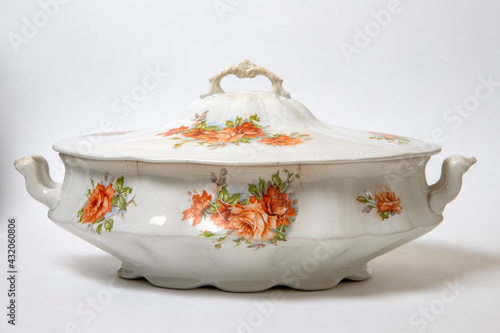 Foto Antique porcelain tureen