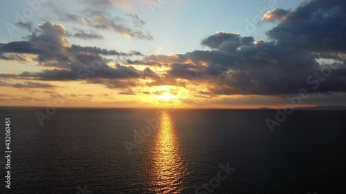 Le coucher de Soleil et des jolis nuages au bord de la mer Méditerranée vers Kalamata, en Laconie, dans le Magne, dans le Péloponnèse, en Grèce, en été. photo