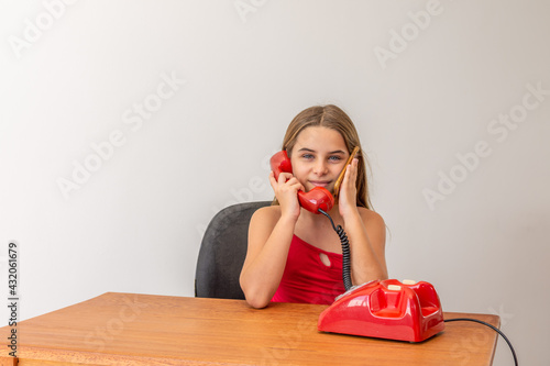 Criança se diverte com telefone antigo como novidade photo