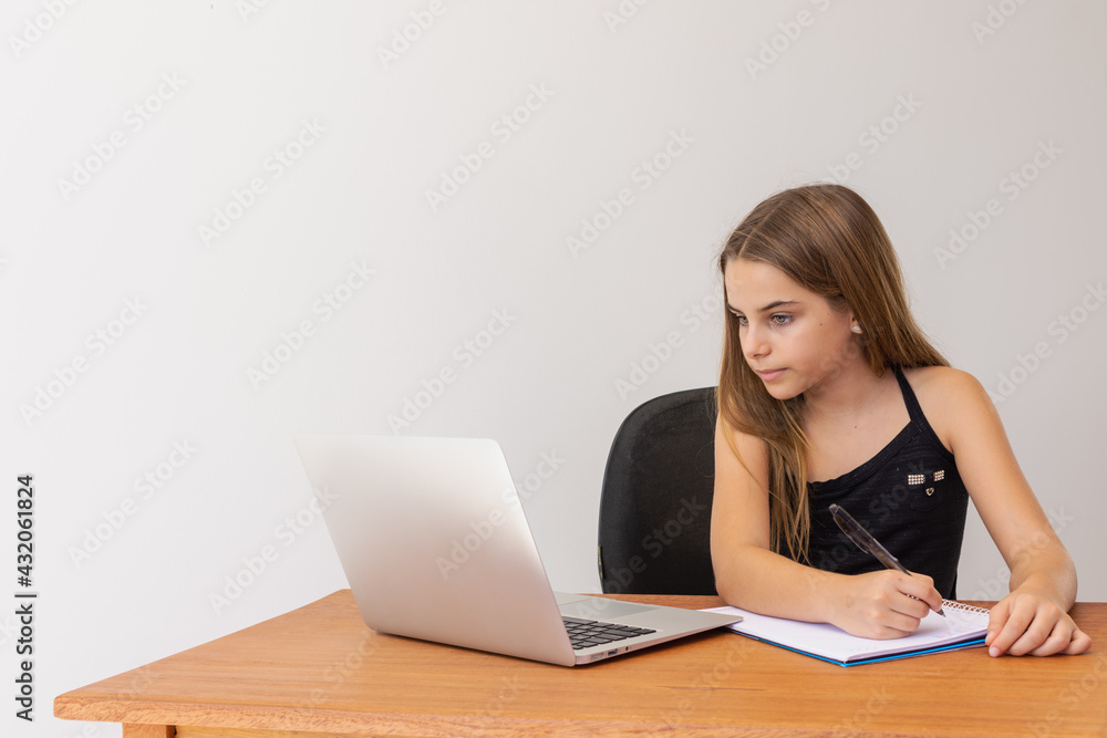 Jovem estudando remotamente com notebook, papel e caneta Jovem estudando remotamente com notebook, papel e caneta