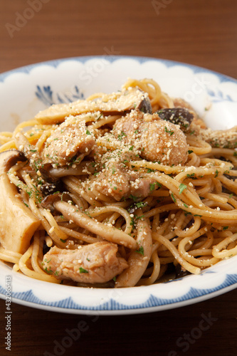 Wallpaper Mural 鶏肉とキノコのブラウンソースパスタ Torontodigital.ca