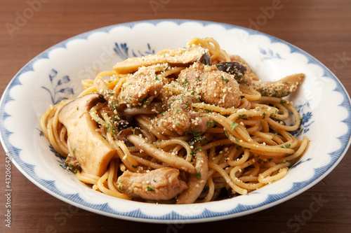 Wallpaper Mural 鶏肉とキノコのブラウンソースパスタ Torontodigital.ca