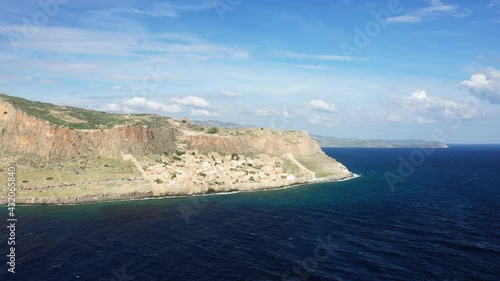 La vue éloignée sur la ville fortifiée de Monemvasia vers Gefira au bord de la mer Méditerranée vers Gefira, en Laconie, dans le Péloponnèse, en Grèce, en été. photo