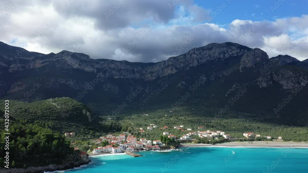 Le village de Paralia au bord de la mer Méditerranée turquoise vers Monemvasia, en Laconie, dans le Péloponnèse, en Grèce, en été. Le village de Paralia au bord de la mer Méditerranée turquoise vers Monemvasia, en Laconie, dans le Péloponnèse, en Grèce, en été.