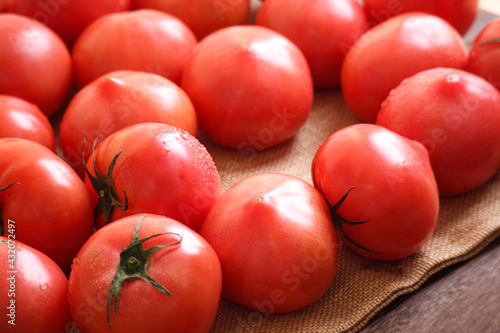 瑞々しいたくさんトマト © sixcube