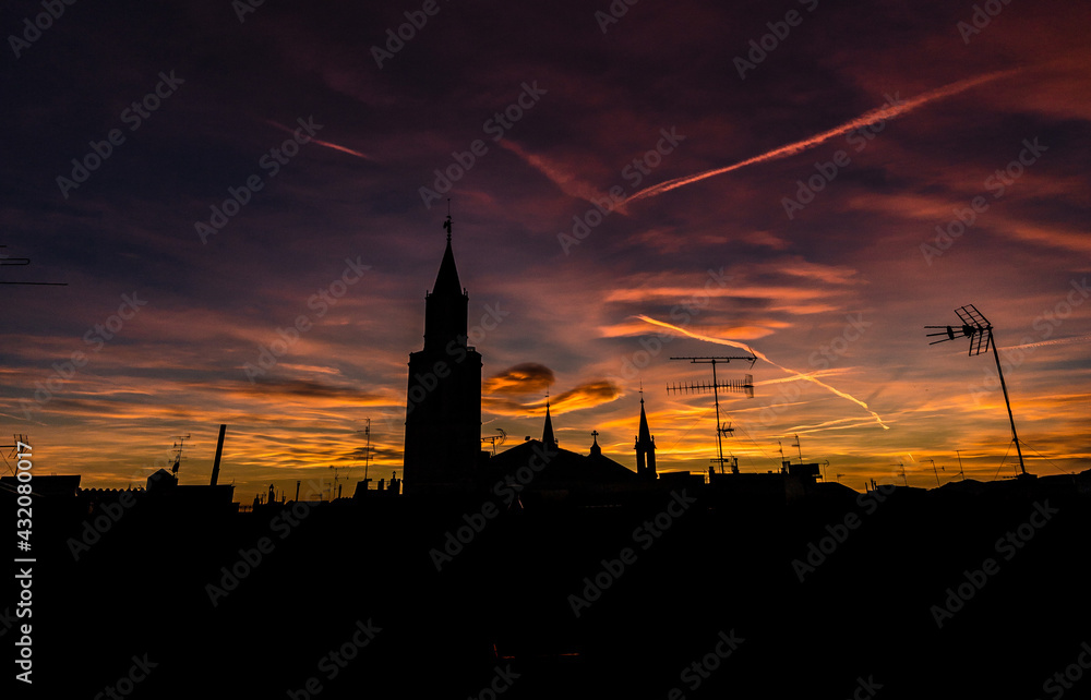 Naklejka premium Posta de sol a Vilafranca del Penedès (Catalunya)