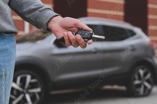 Obraz na płótnie Man in front of the new car and holding keys