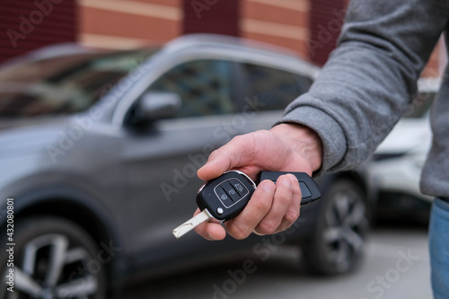 Fotografie Man in front of the new car and holding keys