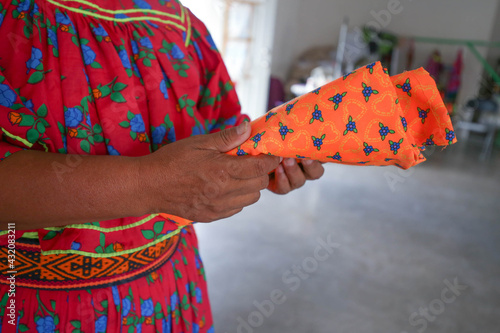 Bild auf Leinwand taller de costura rarámuri tarahumara