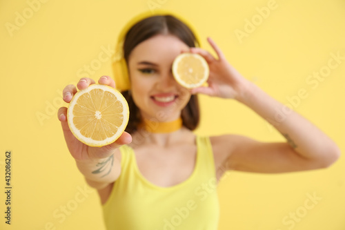 Stylish young woman with cu...