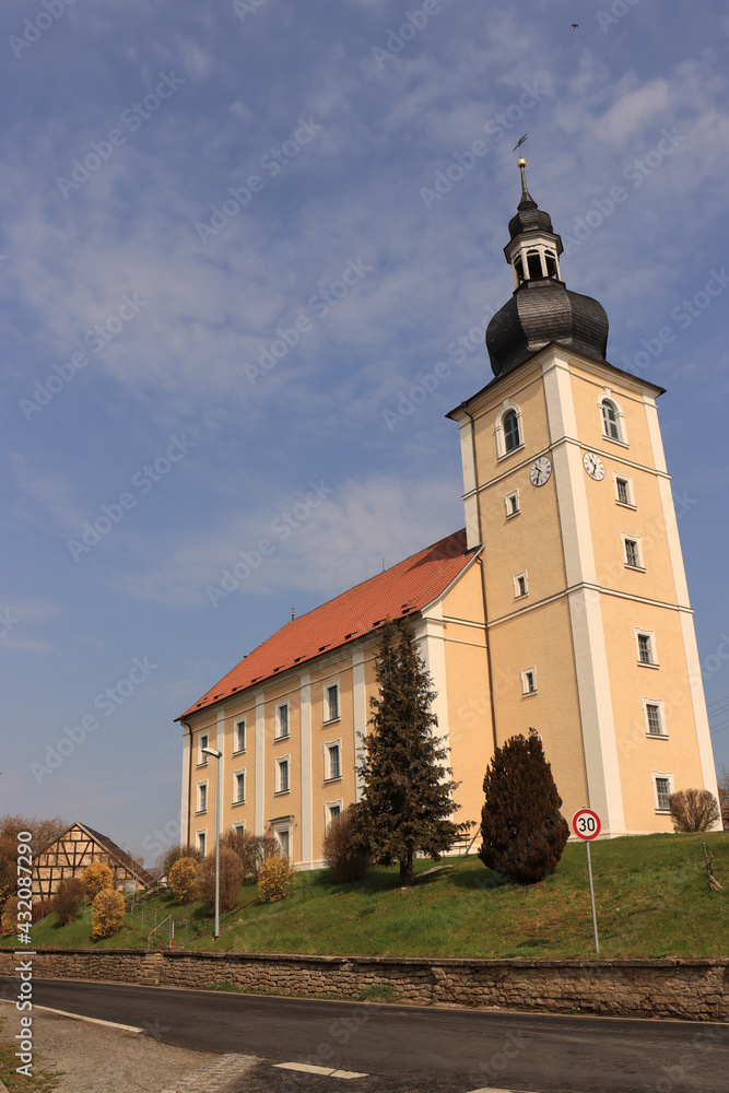 Imposante Dorfkirche St. Marien im südthüringischen Eishausen bei Hildburghausen