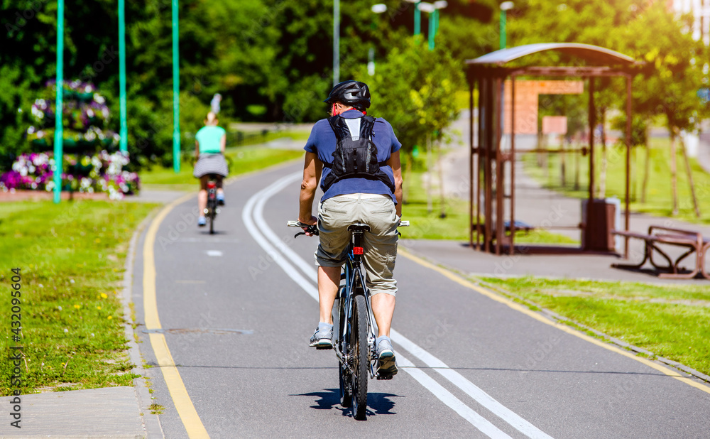 Obraz premium Cyclist ride on the bike path in the city Park 