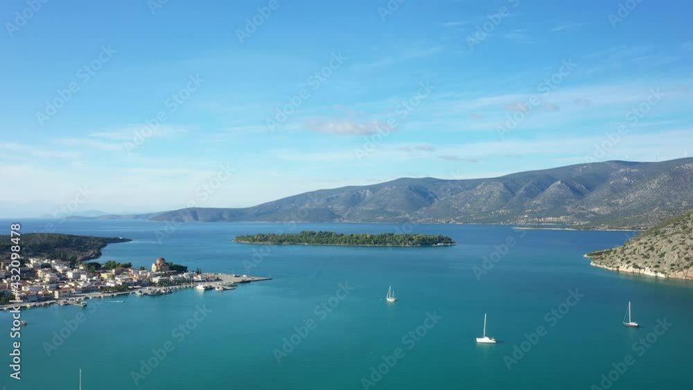 L'île de Koronida Argolida vers Kilada au bord de la mer Méditerranée vers Nauplie, en Argolide, dans le Péloponnèse, en Grèce, en été. L'île de Koronida Argolida vers Kilada au bord de la mer Méditerranée vers Nauplie, en Argolide, dans le Péloponnèse, en Grèce, en été.