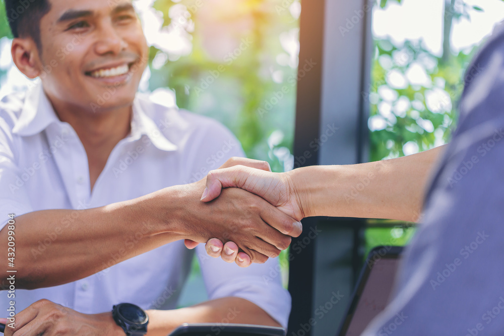 Obraz premium Businessman handshake at business meeting after negotiations with business partners.