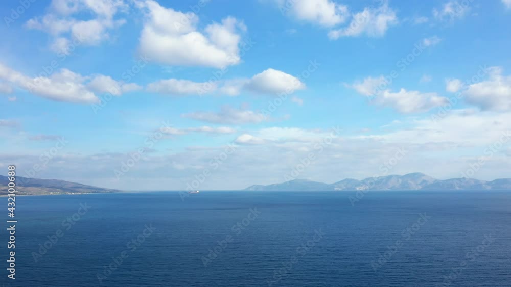 La mer de Myrto vers Hermione au bord de la mer Méditerranée vers Hermione, en Argolide, dans le Péloponnèse, en Grèce, en été. La mer de Myrto vers Hermione au bord de la mer Méditerranée vers Hermione, en Argolide, dans le Péloponnèse, en Grèce, en été.