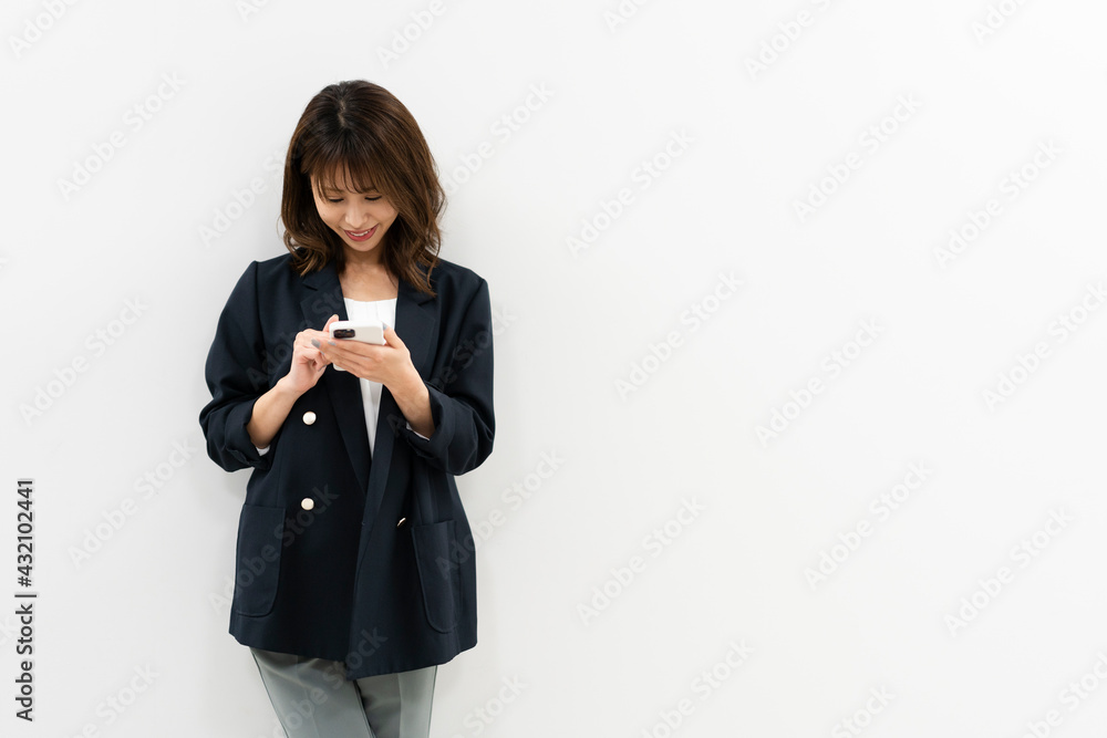 携帯電話を使う女性 携帯電話を使う女性