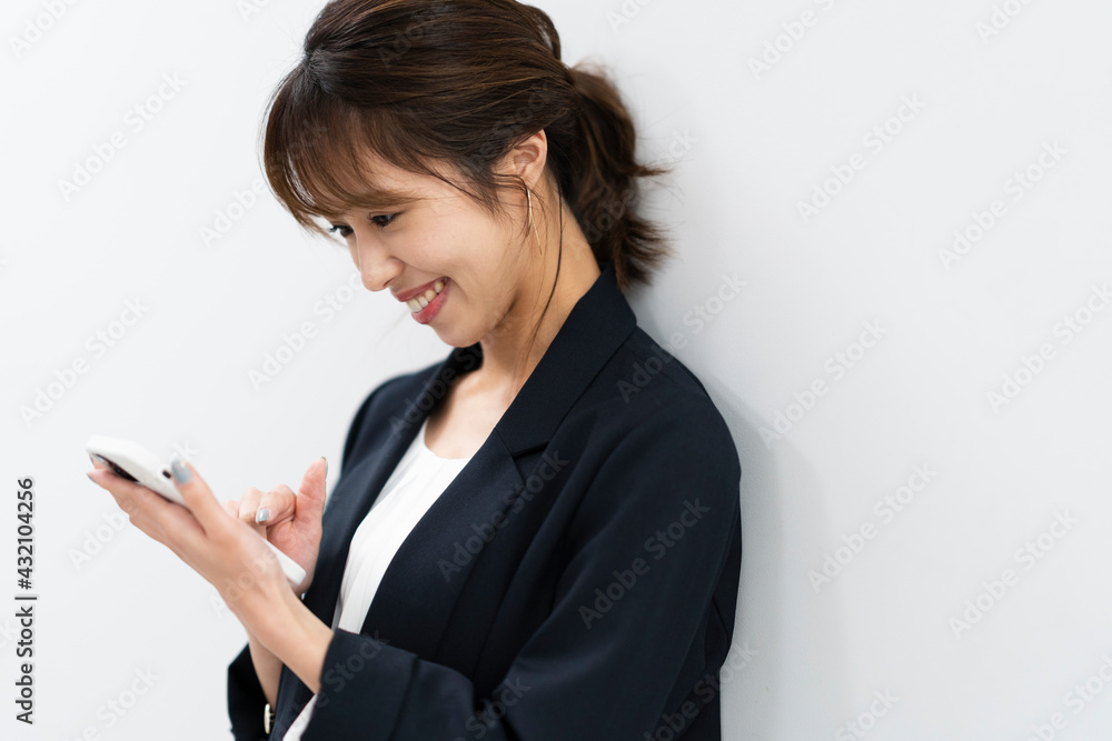 携帯電話を使う女性