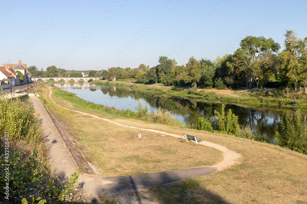 Sentier sur la berge du Cher à Selles-sur-Cher (Loir-et-Cher)