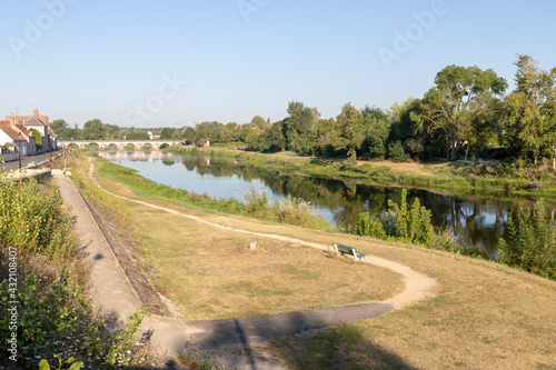 Obraz na płótnie Sentier sur la berge du Cher à Selles-sur-Cher (Loir-et-Cher) w salonie