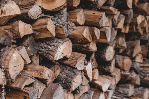 Tas de bois, bûches fendus, coupées pour l'hiver. Bois de chauffage