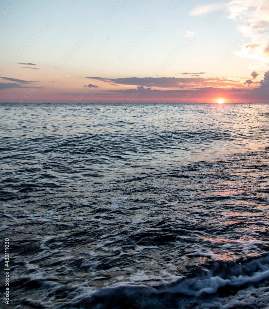 Obraz premium Horizon on the sea at sunset.