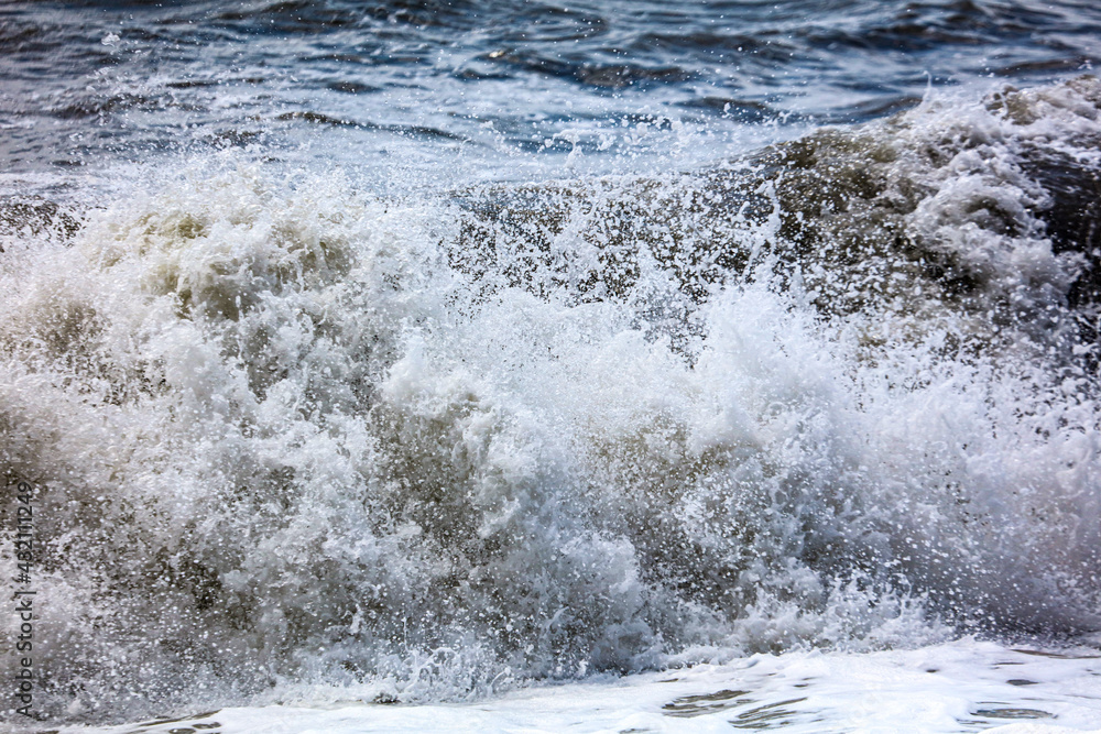 Obraz premium Splashing big waves on the seashore.