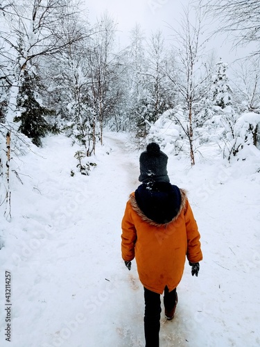 Junge allein im Schnee
