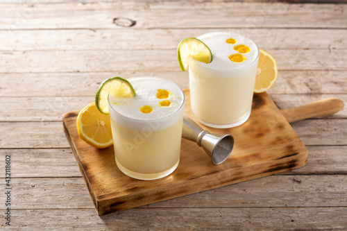 Φωτογραφία Pisco sour cocktail on wooden table