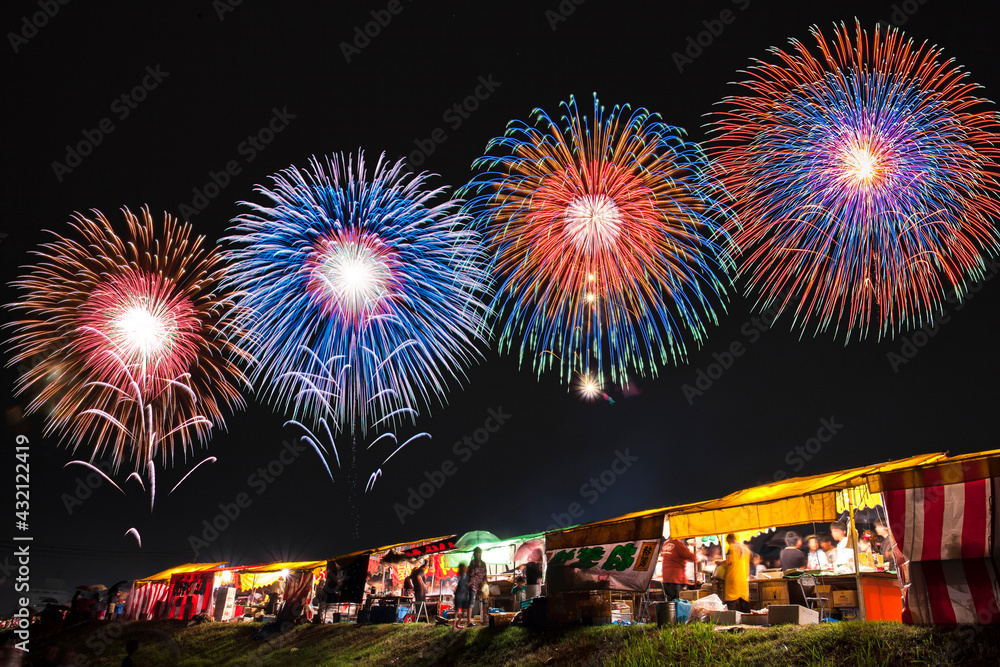 花火と屋台と群衆 日本の夏のレジャーのコンセプト Stock Photo Adobe Stock