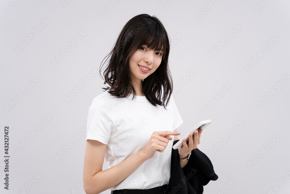 携帯電話を使う女性 携帯電話を使う女性