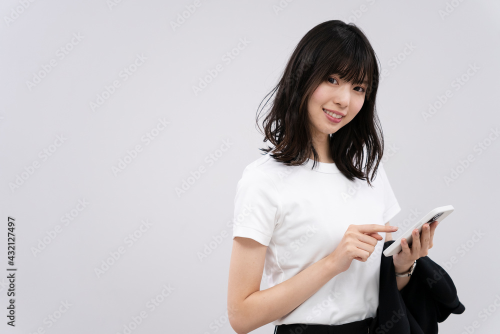 携帯電話を使う女性 携帯電話を使う女性