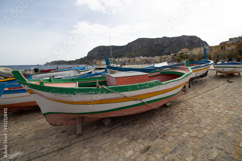 Gozzo classico  unita a vela latina in uso in Sicilia fino ai primi anni del secolo scorso. Aspra Palermo 