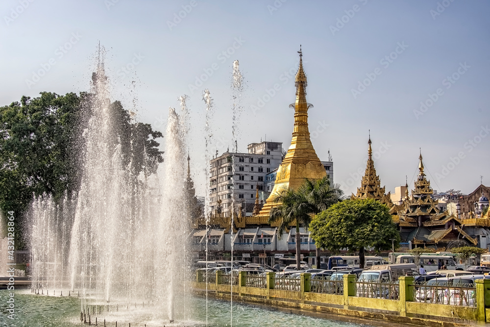 Naklejka premium Yangon city with the Sule Pagoda
