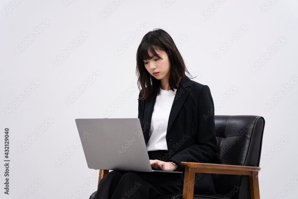 ノートパソコンを使う女性