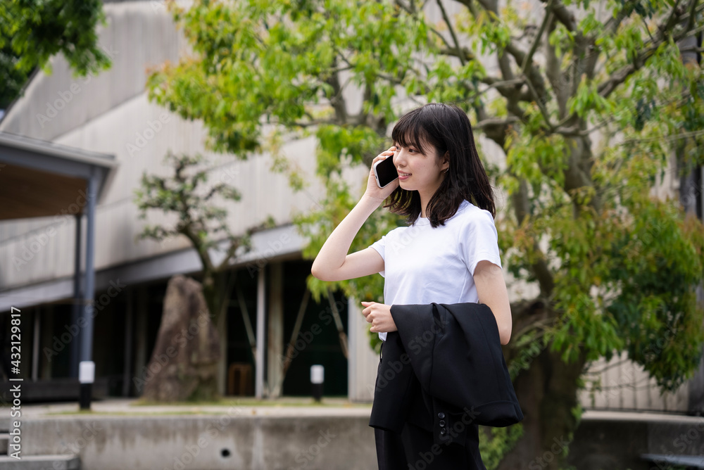 携帯電話を使う女性 携帯電話を使う女性