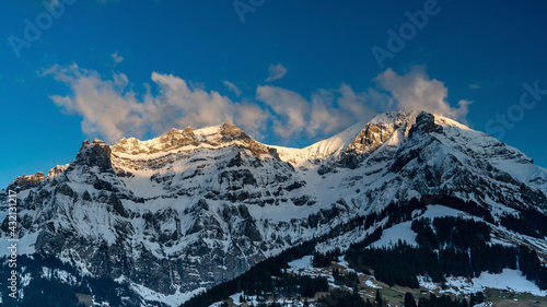 Grosser Lohner und Mittagshorn bei Adelboden in den Schweizer Alpen  frisch verschneite Berge im Fr  hling  Schnee von gestern  beleuchtete und schwarze Felsen und gl  nzende Schneefelder im Kontrast