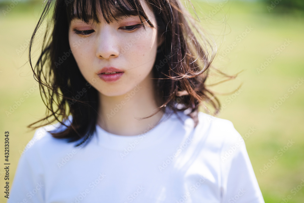 © peach100 - 公園の女性