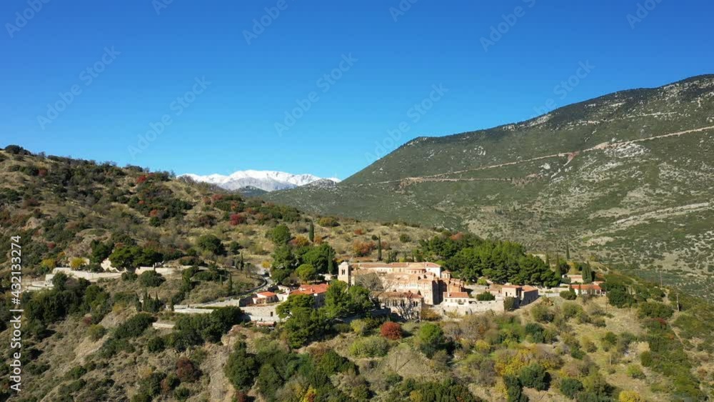 Le Monastere d'Osios Loukas trône devant le Mont Parnasse vers Delphes, en Béotie, en Grèce centrale, en été. Le Monastere d'Osios Loukas trône devant le Mont Parnasse vers Delphes, en Béotie, en Grèce centrale, en été.