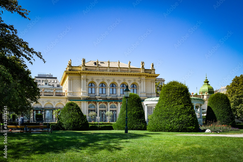 Fototapeta premium ウィーン、スタッドパーク（市民公園）を散歩する。