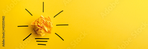 Gelbe Papierkugel als Idee - Glühbirne- Konzept photo