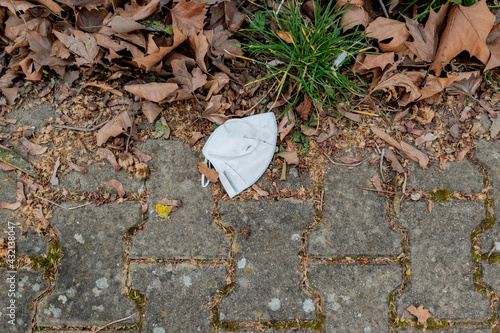 Corona protective mask as garbage on the street © Mitch Shark